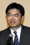「営業人材開発研究会」の発表をする「亀−亀」コンビの亀田リーダー(左)と亀井さんのお二人