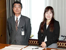 受付担当PS中部営業部山本さんと浅井さん(右)
