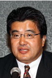 開会挨拶する小林営計部長