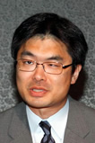 「営業人材開発研」の説明をする亀田リーダー