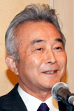 懇親会でご挨拶する安武常務