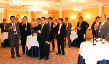 懇親会で栗原常務ご挨拶に聞き入る会員