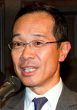 挨拶する麻生本部長