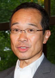 挨拶する麻生本部長